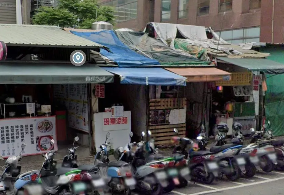 台北內湖一家涼麵店30日出現民眾吃了雞絲涼麵後上吐下瀉。(圖/Google Map)