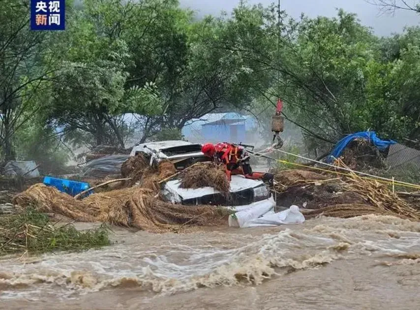 因公犧牲的吉林臨江市副市長夏琨所乘坐的車輛。(圖/翻攝央視新聞)