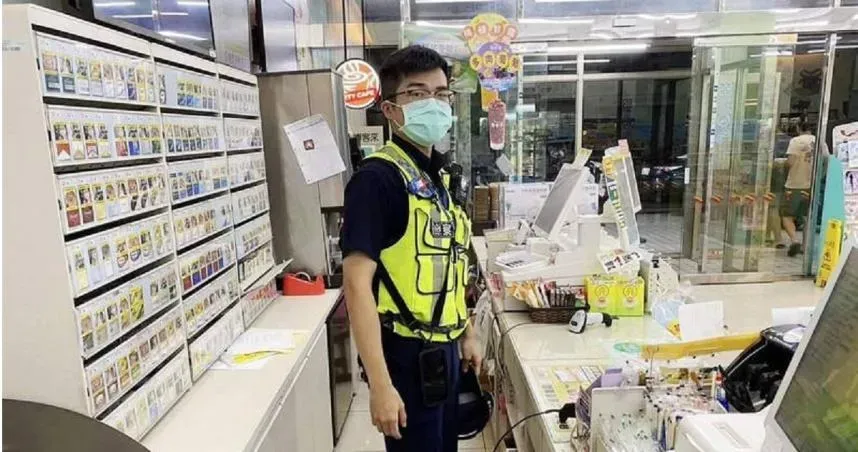 警察在櫃檯站了差不多半小時。(圖/台西警分局提供)