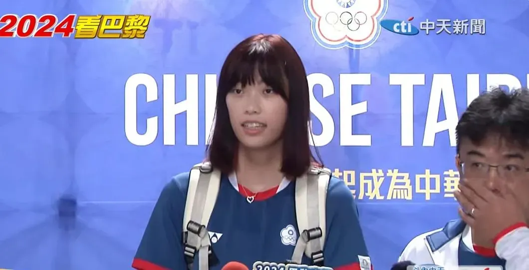 跆拳道國手羅嘉翎也在今晚和舉重隊選手們一起搭機前往巴黎。（圖／中天新聞）