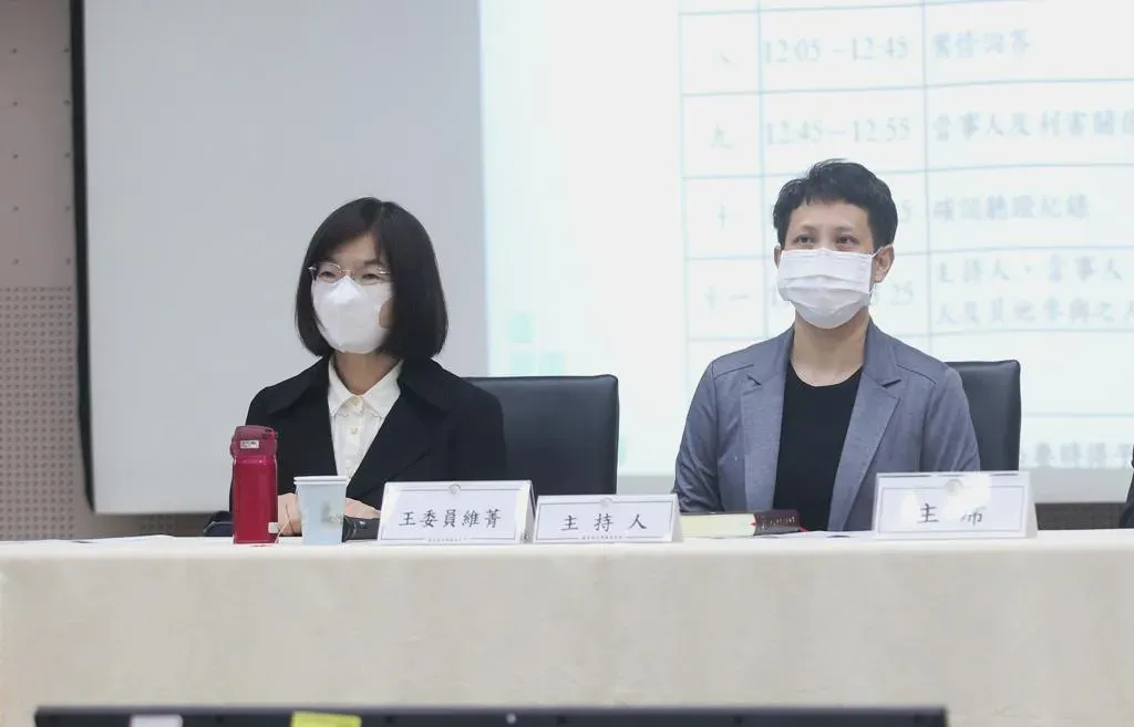 前NCC委員林麗雲(左)、王維菁(右)發公開信點出台灣「政媒集團化」情況嚴重(攝自中天新聞)