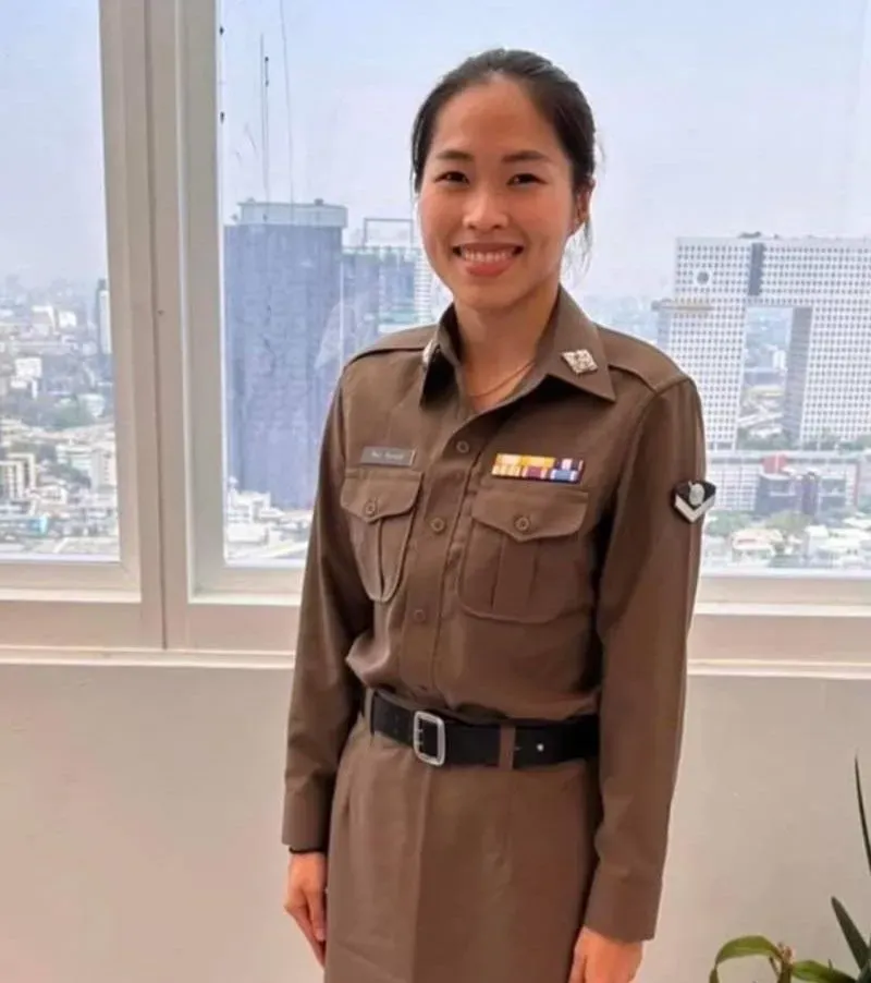 依瑟儂分享自己穿上警察制服的照片,未來可能轉行變成人民保母。(圖/翻攝自Facebook@Ratchanok Intanon)