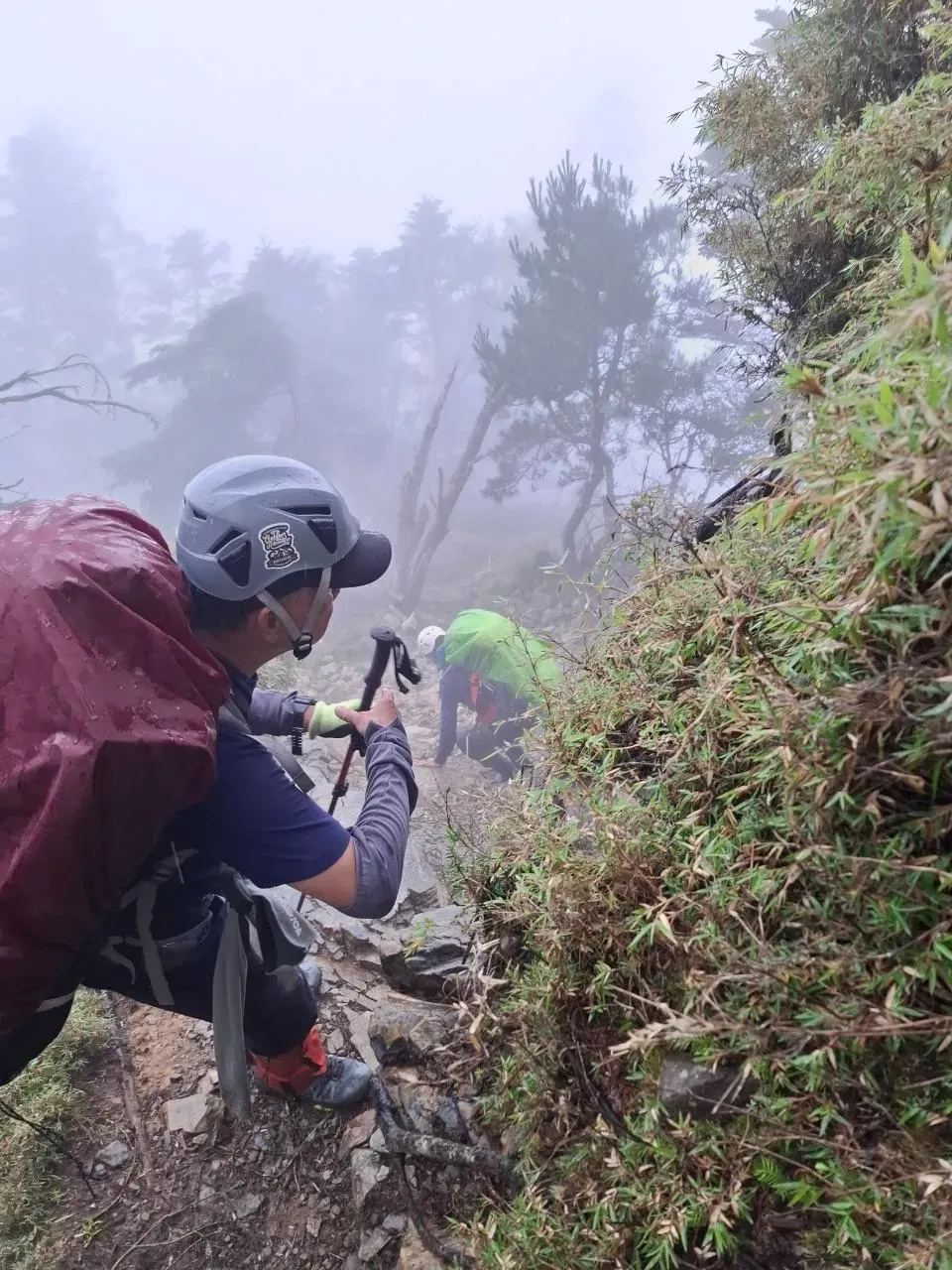 搜救過程中南二段因受凱米颱風影響致多處道路坍塌受阻,造成道路無法通行。(圖/翻攝畫面)