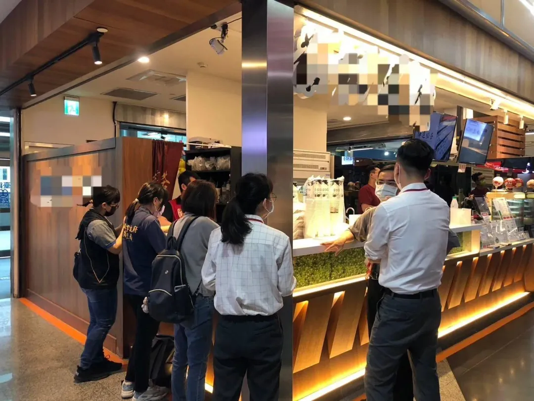 衛生局人員稽查飲冰品衛生。(圖/高雄市政府衛生局提供)