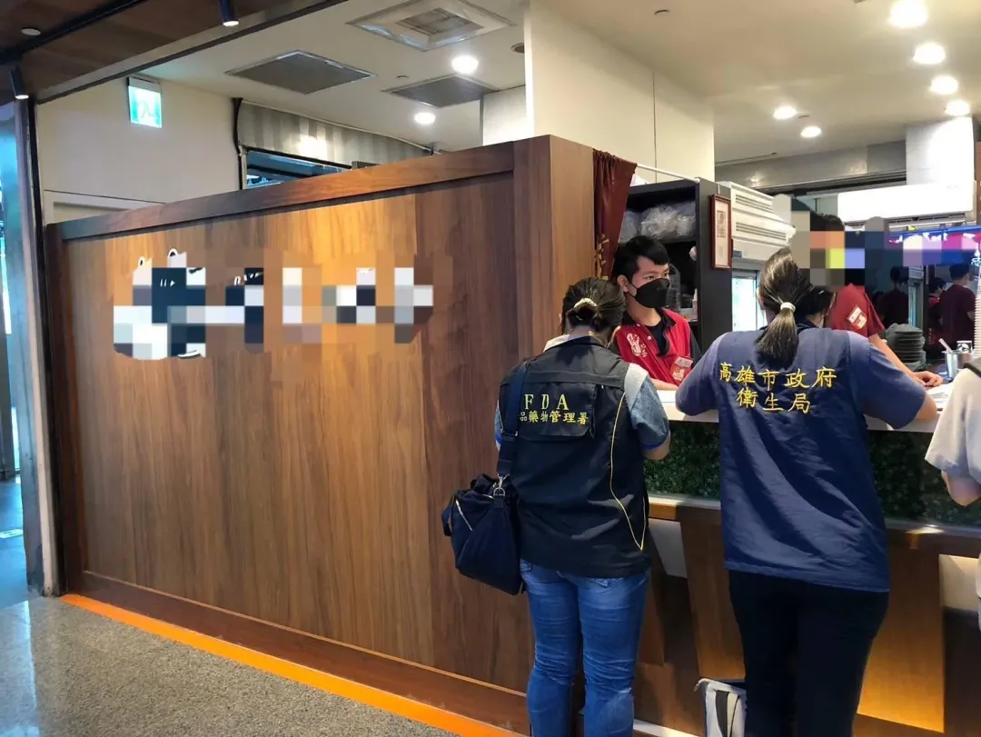 衛生局人員稽查飲冰品衛生。(圖/高雄市政府衛生局提供)