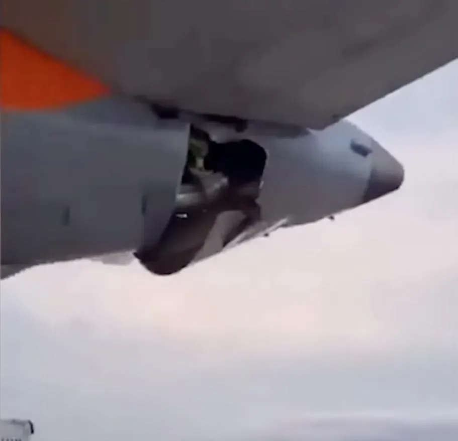 巴西聖保羅國際機場,巴西高爾航空的飛機受損。(圖/擷取自YouTube@uol)