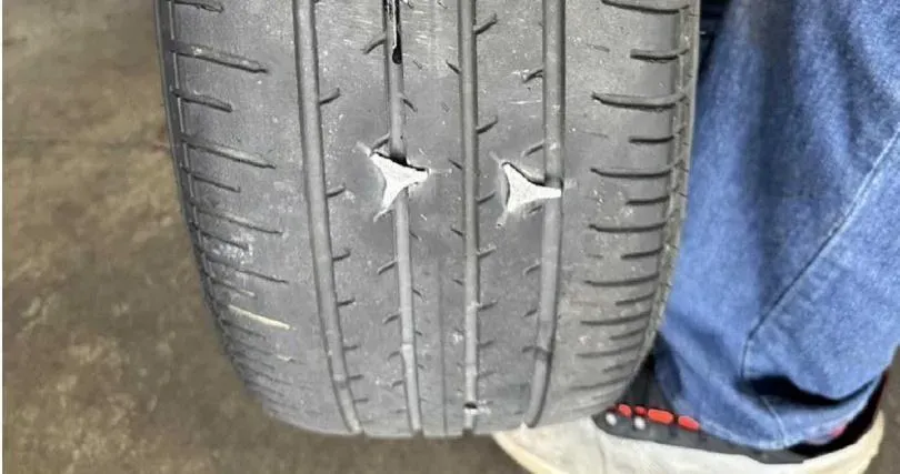 張男因為撒雞爪釘報復對方，造成對方車輛受損。（ 圖／翻攝畫面）