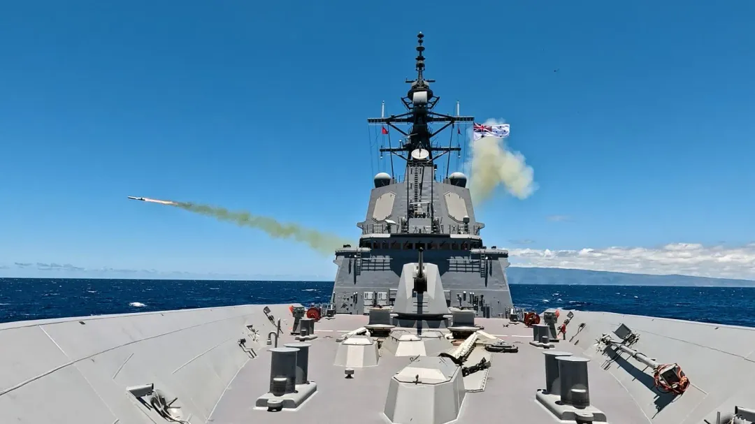 澳洲雪梨號發射海軍打擊飛彈。(圖/澳大利亞海軍)