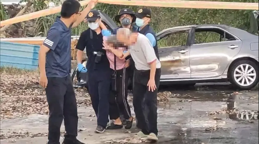 老夫妻須經由鑑識人員攙扶才能行走。（圖／翻攝畫面）