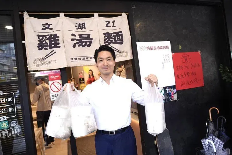 蔣萬安2日赴吳詩儀家經營的麵店送上祝福。（圖／蔣萬安臉書）