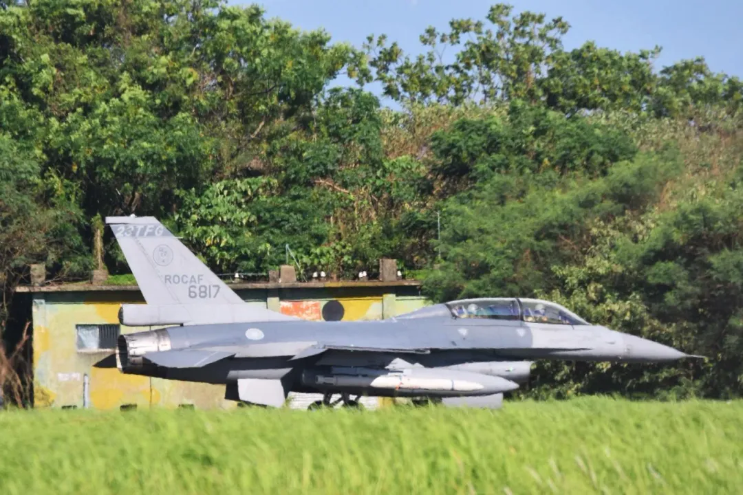 第4聯隊第23作戰隊F-16BM翼下掛載未裝彈翼的AGM-88訓練彈。(圖/讀者提供)