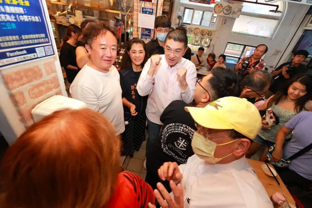 謝國樑到仁愛市場宣講。(圖/翻攝謝國樑臉書)