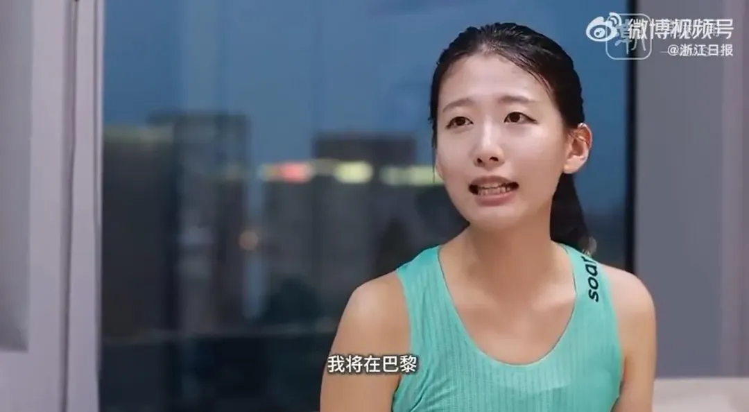 女行員徐藝銘請假參加奧運馬拉送一度被當開玩笑。(圖/翻攝微博「浙江日報」)