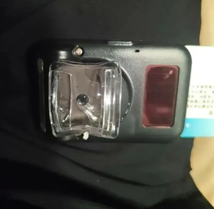 浙江蕭山車主曬出ETC底座熱到變形照。(圖/翻攝微博)