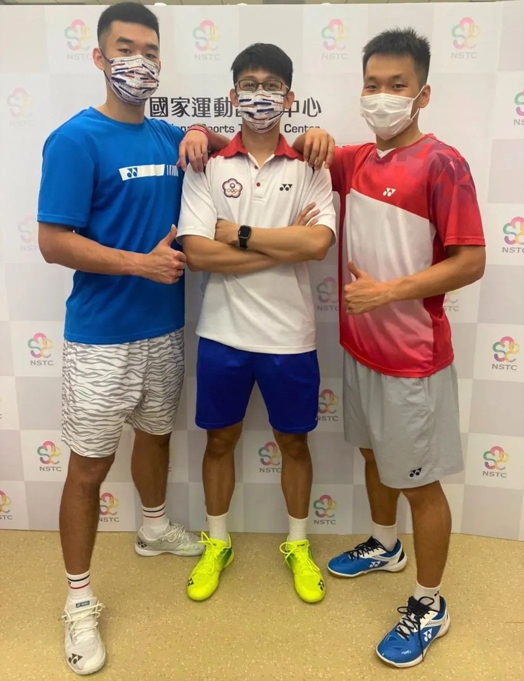 雖然戴著口罩,但仍沒辦法遮住三個人的光芒。(圖/國家運動中心提供)