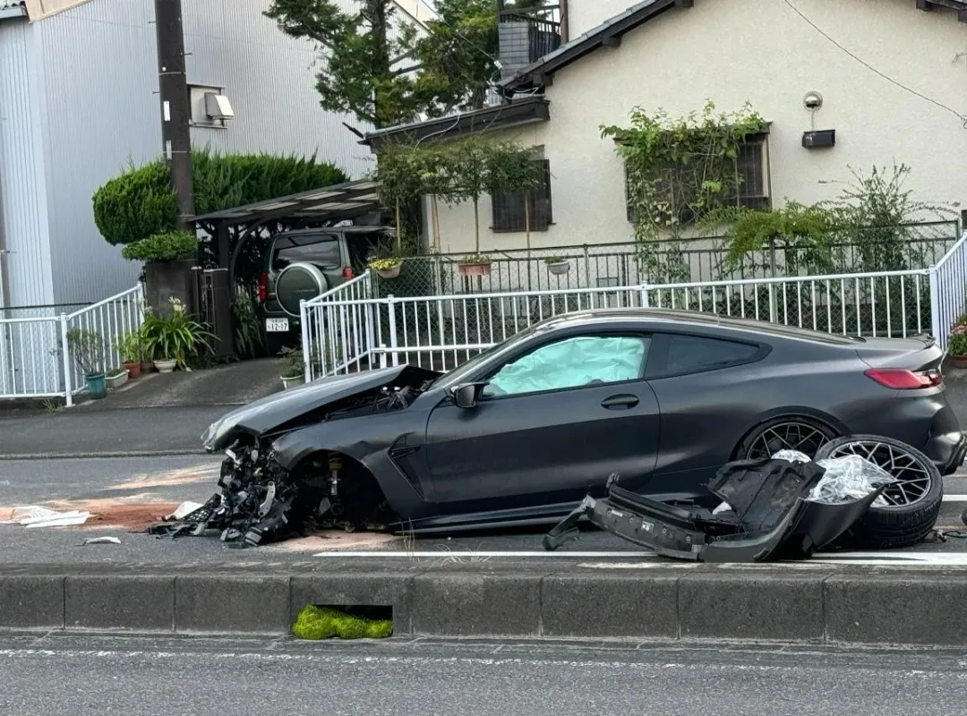 肇事的黑色BMW前半部毀損嚴重，保險桿和輪胎都被撞到脫落。（圖／翻攝X@santarovette）