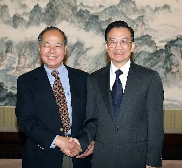 2004年，時任大陸國務院總理溫家寶，在北京與李政道合影。（圖／新華網）