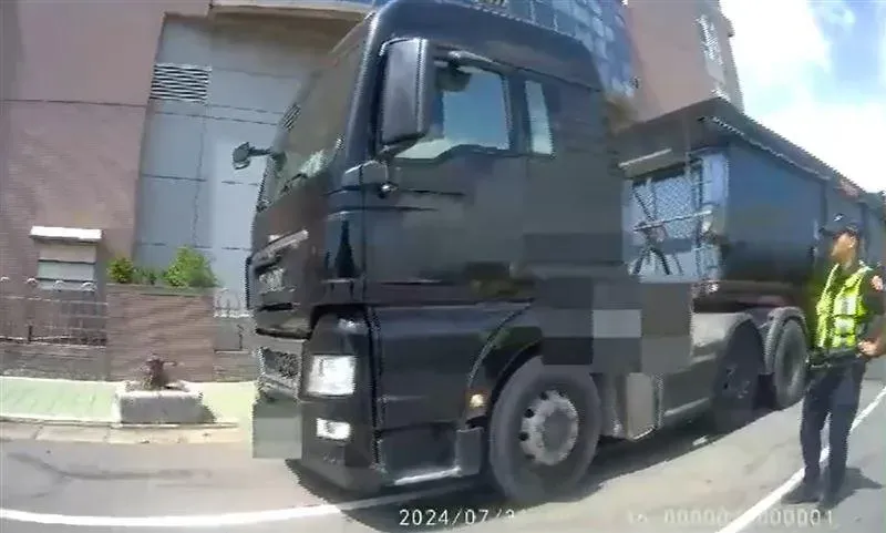 曳引車違規遭警攔查,竟先假意配合,狂踩油門逃逸。(圖/翻攝畫面)