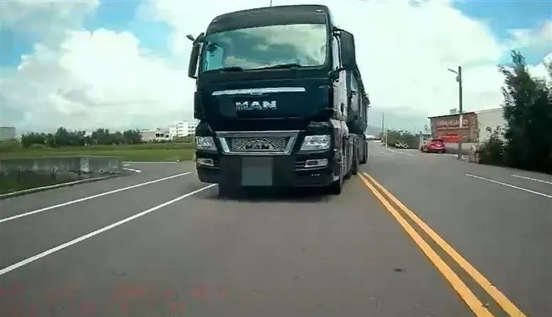 曳引車一路危險蛇行,試圖向警車逼車。(圖/翻攝畫面)