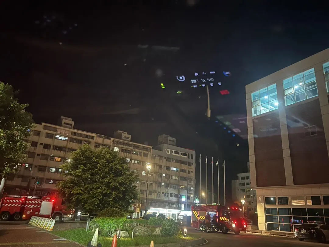 疑似旅客的行動電源爆炸燃燒，所幸無人受傷受困。（圖／民眾提供）