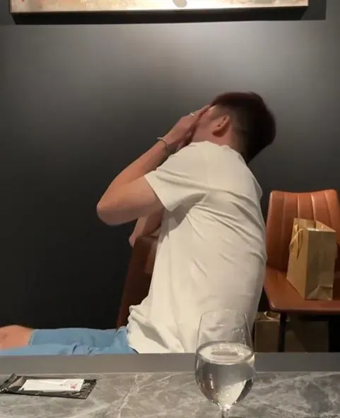 王齊麟尷尬的不知道如何是好。（圖／翻攝自蔡尚樺Threads）