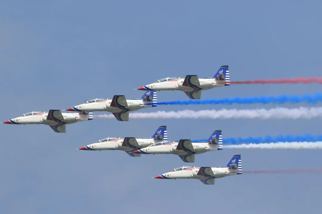 雷虎特技小組6機編隊飛行。(圖/中天新聞,宋玉寧攝)