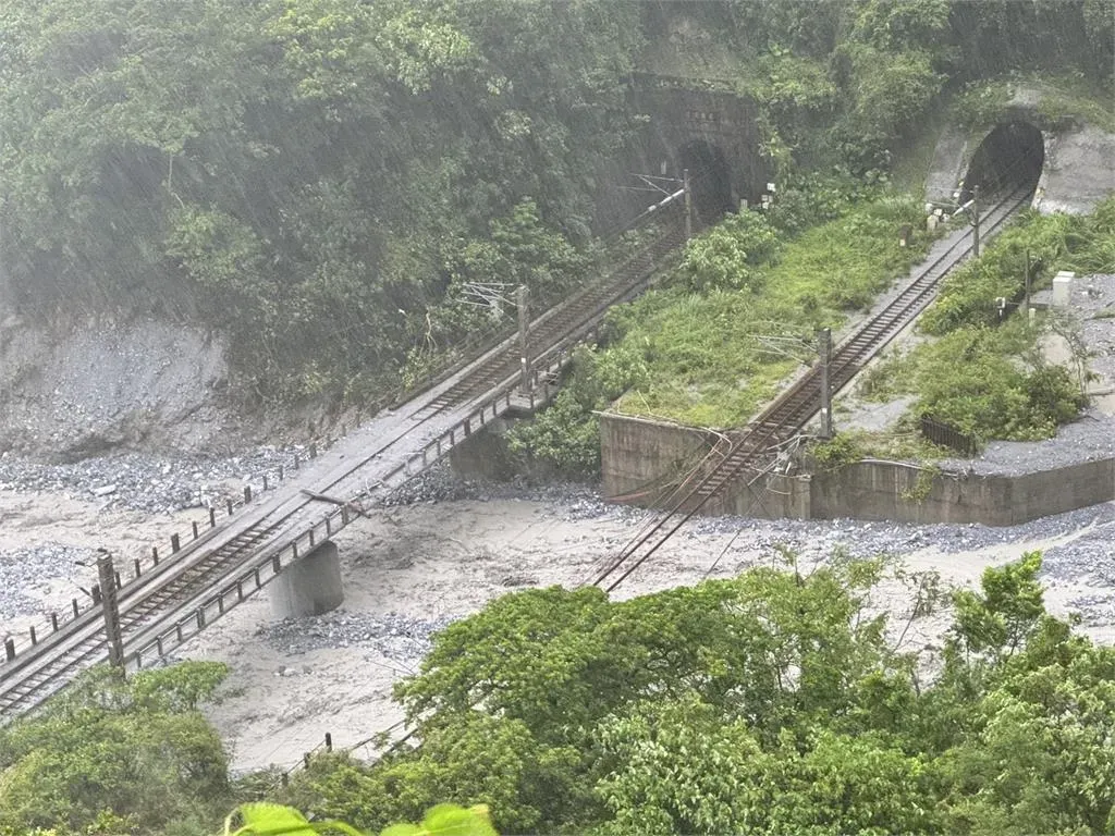 凱米颱風襲台後,台鐵西正線小清水溪橋遭冲毀,部分路段僅能以東正線單線雙向行車。(圖/翻攝畫面)