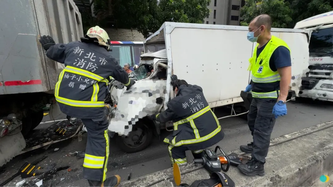 員警將受困車內的駕駛救出。（圖／中天新聞）