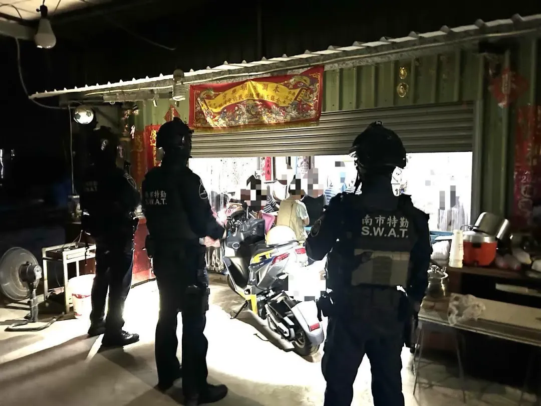 攻堅破門時，數名賭客欲趁機逃離，遭屋外埋伏員警喝斥後，全數躲回鐵皮屋內。（圖／翻攝畫面）