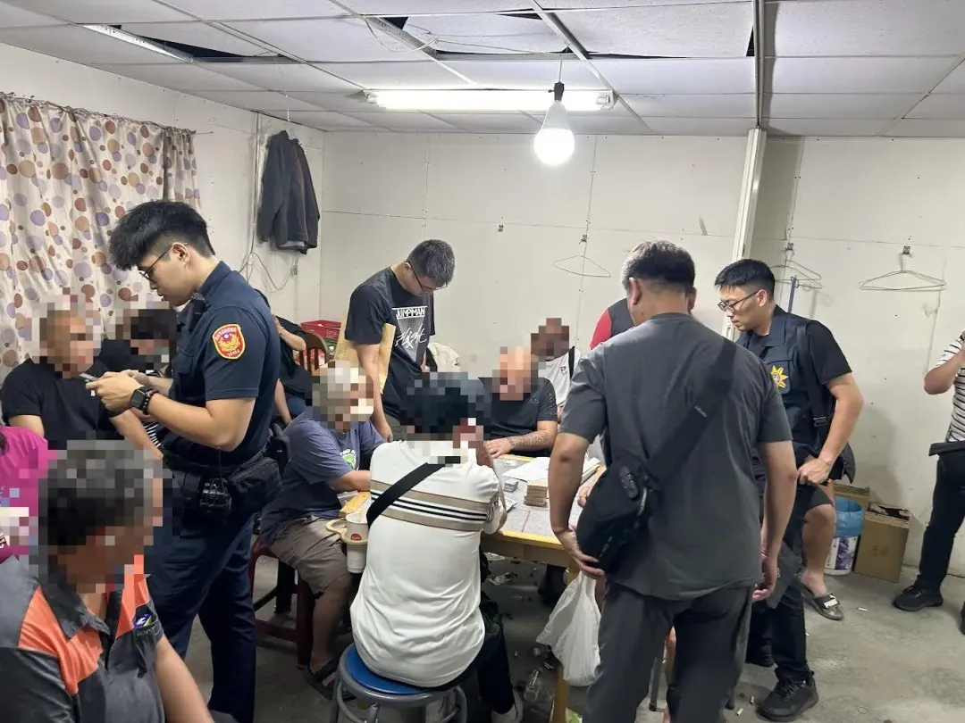 帶回賭場負責人兼莊家及現場賭客共計45人。（圖／翻攝畫面）