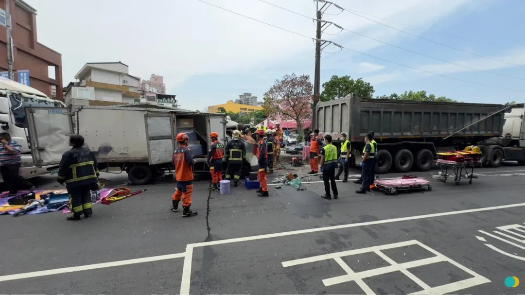 小貨車駕駛下肢受傷。（圖／中天新聞）