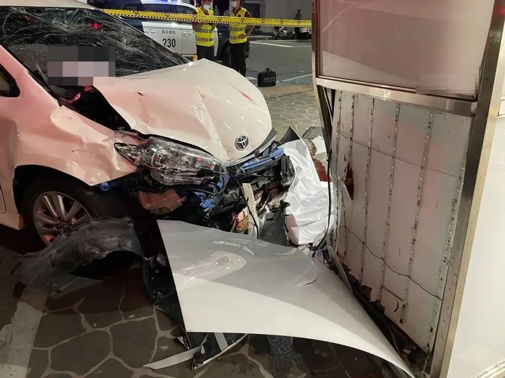 小客車駕駛為閃躲雙載騎士，導致他自撞騎樓柱子，車頭炸開全毀。（圖／翻攝畫面）
