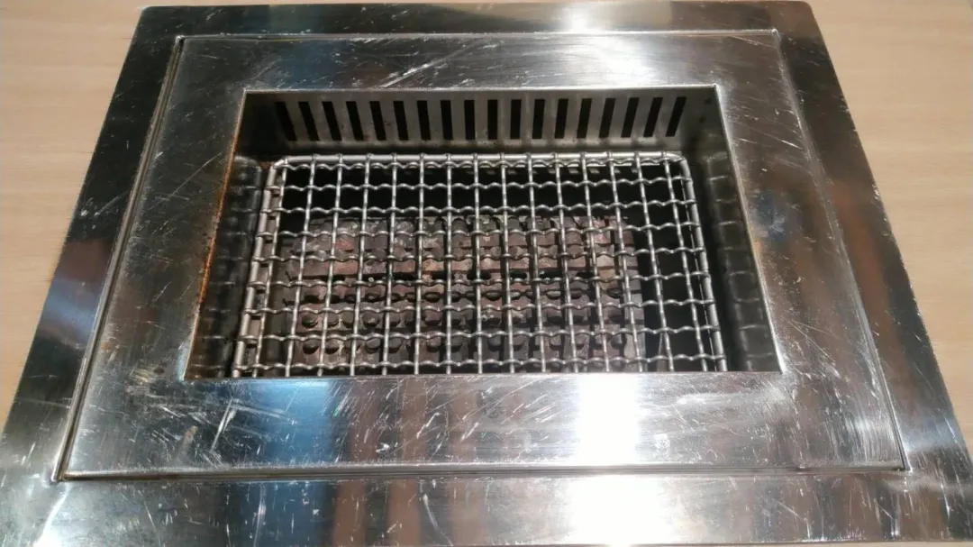 稽查人員表示,查烤爐下方並未發現有異味及異物。(圖/北市衛生局提供)