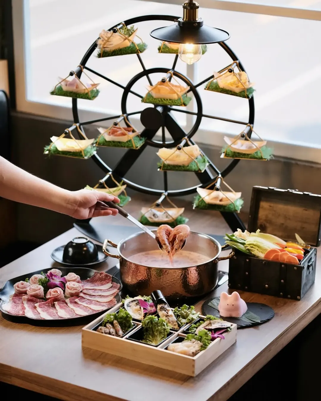 高雄人氣名店「飢餓小唐」推出應景的「愛情摩天輪」,讓情侶用餐增添一絲浪漫氣氛。(圖/翻攝自Facebook@飢餓小唐經典鍋物 Hungry Tango )