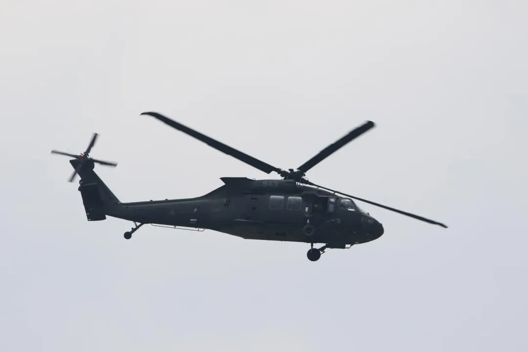 救護隊戰術搜救中擔任掩護的UH-60M裝有2挺機槍。(圖/中天新聞，宋玉寧攝)
