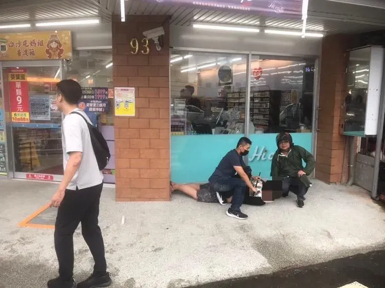 最後在3C賣場逮到20歲車手，同夥見狀開車逃逸。（圖／翻攝畫面）