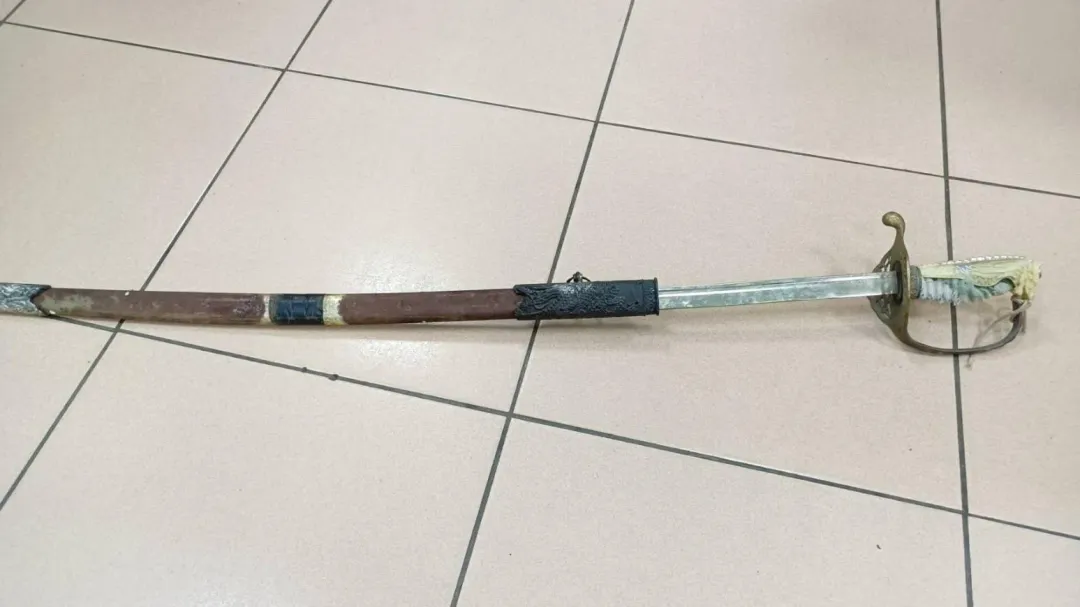 警方查扣郭男持有的裝飾用武士刀等證物。（圖／翻攝畫面）