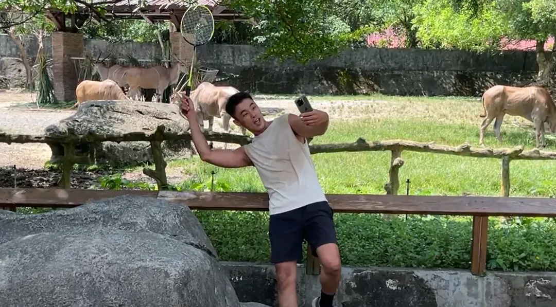 慶祝麟洋配2連霸摘金!台北市動物園「幫羚羊加菜」,民眾拿球拍合照。(圖/台北市立動物園提供)