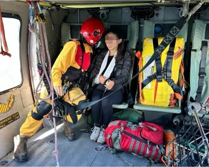 林女搭乘黑鷹直升機。(圖/翻攝畫面)