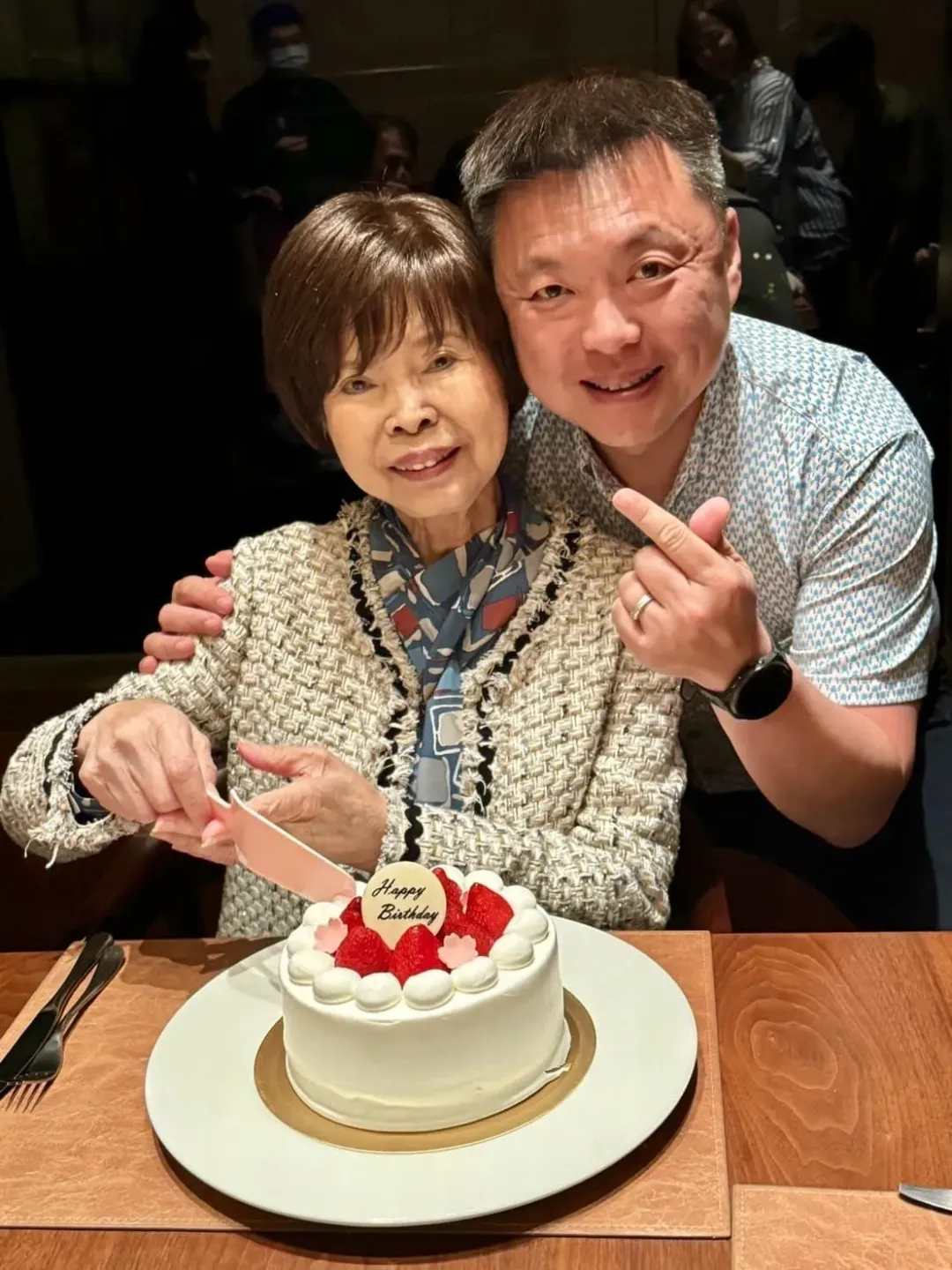 趙天麟在4月份分享幫母親歡慶77歲生日的照片。（圖／趙天麟臉書）