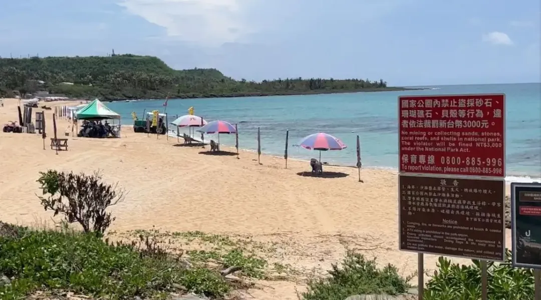 業者反駁，強調沙灘相當空曠，暑假也沒有太多遊客，不會有趕人情形，希望檢舉人能具名點出業者名稱。（圖／中天新聞）