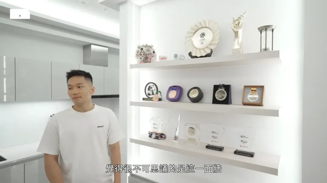 李洋家裡有專門展示獎牌的牆面。（圖／YouTube@HOME DELUXE 弘第 授權提供）