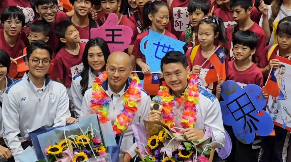 中華隊選手與小小粉絲合照。(圖/中天新聞)