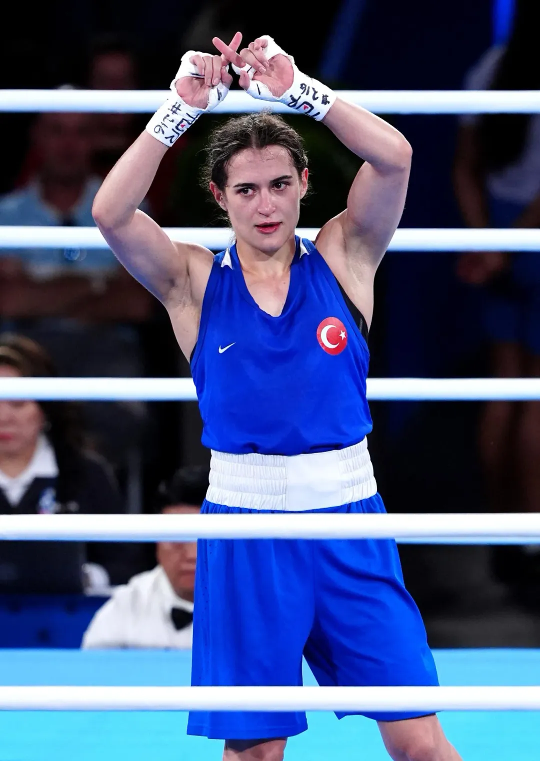 巴黎奧運土耳其女拳手卡拉曼（Esra Yildiz Kahraman）賽後比出X手勢引發議論。（圖／路透）