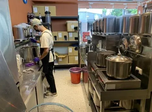 有民眾檢舉大安區文昌街「大茗本位製茶堂」販售之飲料杯底有濕紙巾。(圖/食藥粧網路地圖)