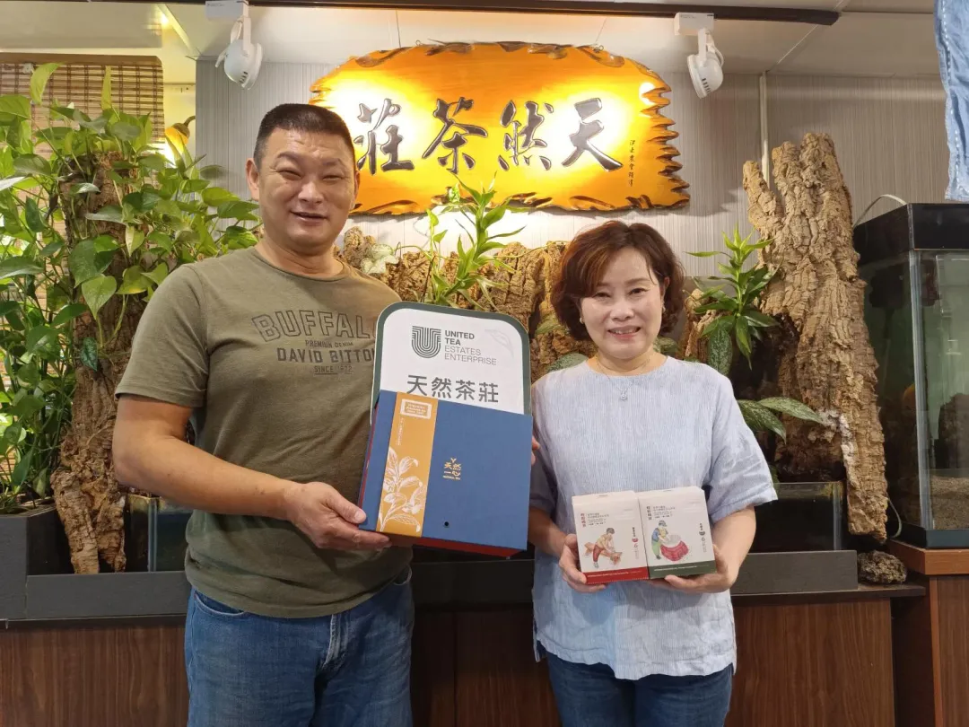 茶農蔡旭志(左)一家人經營汐止天然茶莊，並推出各式茶葉產品（圖／新北市農業局提供）