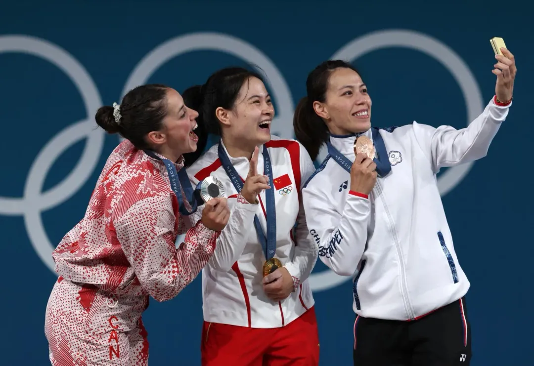 郭婞淳（右1）拿起手機和金牌得主大陸選手羅詩芳（左2）、銀牌加拿大選手莎朗（左1）自拍合照。（圖／路透社）