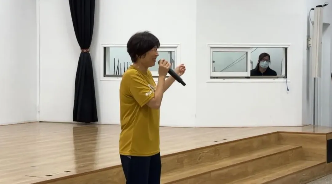 台東縣府也在大禮堂設立電視牆,聚集台東縣民到場加油打氣。(圖/中天新聞)