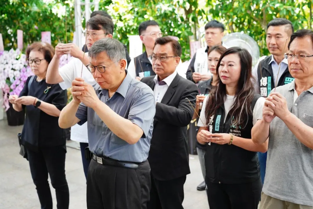 國民黨總召傅崐萁母喪，民眾黨主席柯文哲與黨籍立委赴花蓮捻香。(圖/花蓮民眾提供)