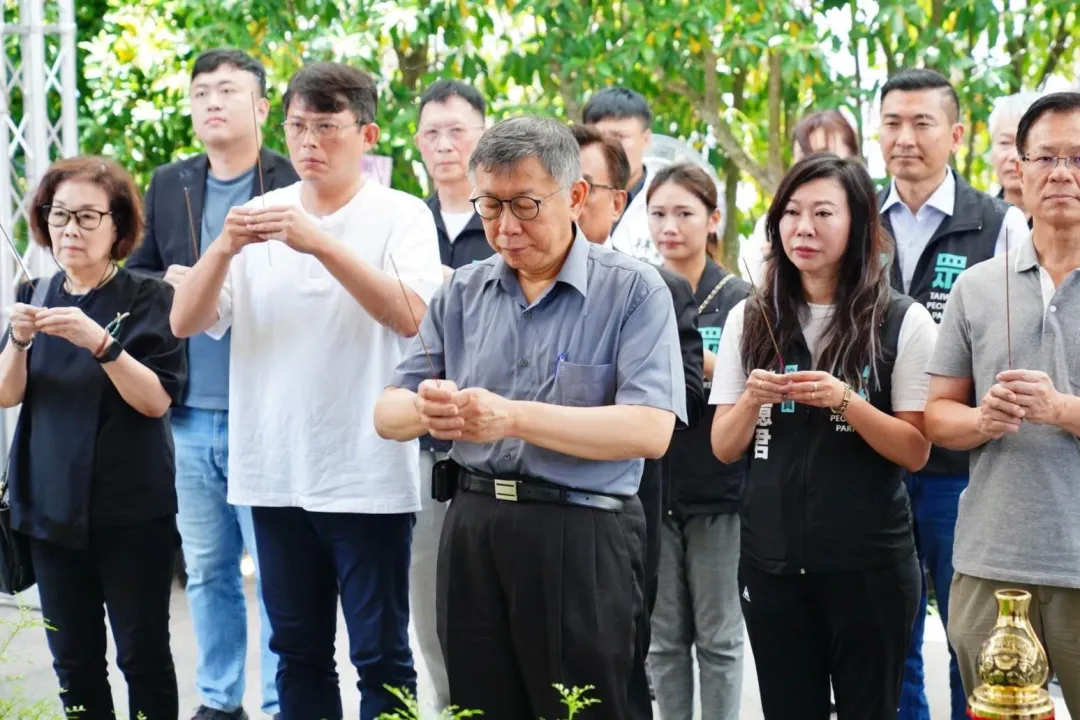 國民黨總召傅崐萁母喪，民眾黨主席柯文哲與黨籍立委赴花蓮捻香。(圖/花蓮民眾提供)